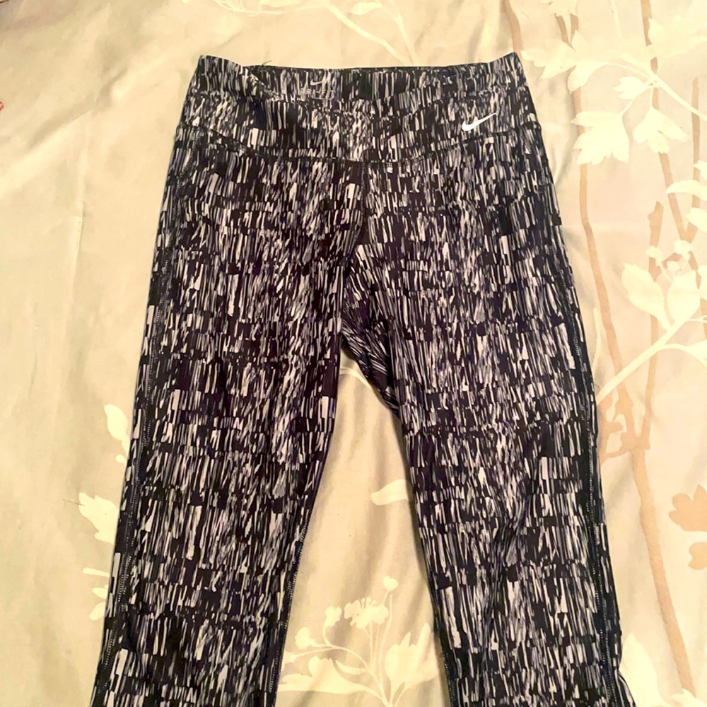 Nike Black mosaic crop leggings